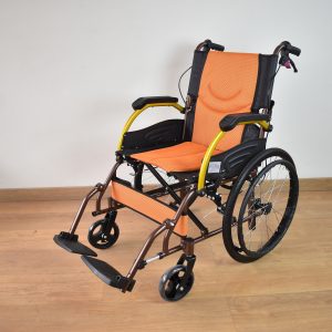 SILLA DE RUEDAS DE ALUMINIO CON FRENOS